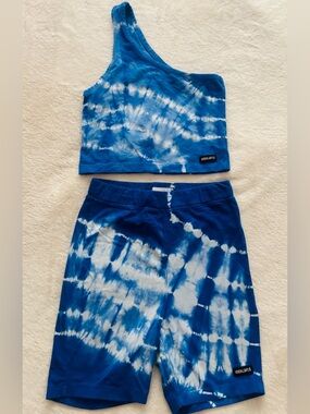 Kendall & Kylie Blue and White Tie-Dye One-Shoulder Crop Top & Shorts Set